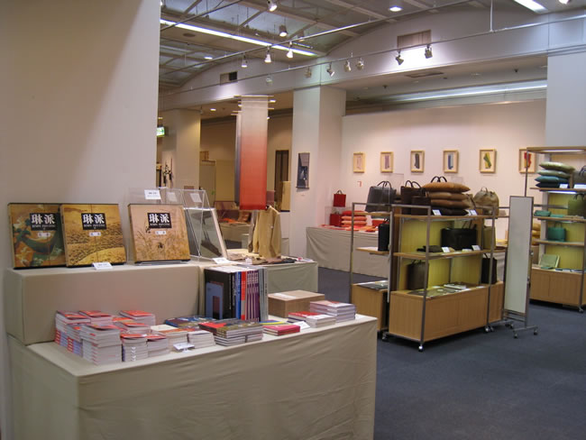 吉岡幸雄の仕事展「源氏物語の色」開催 展示会10:紫紅社